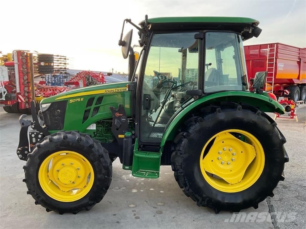 John Deere 5075E Traktoriai