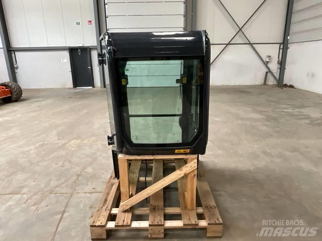 Kubota U 27-4 Kabinos ir interjeras