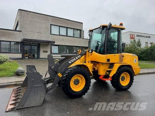Volvo L 30 G Naudoti ratiniai krautuvai