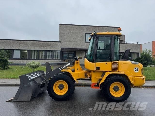 Volvo L 30 G Naudoti ratiniai krautuvai