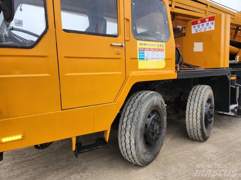Hyundai HC 50 Visureigiai kranai