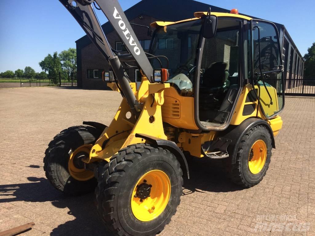 Volvo L 25 F Naudoti ratiniai krautuvai