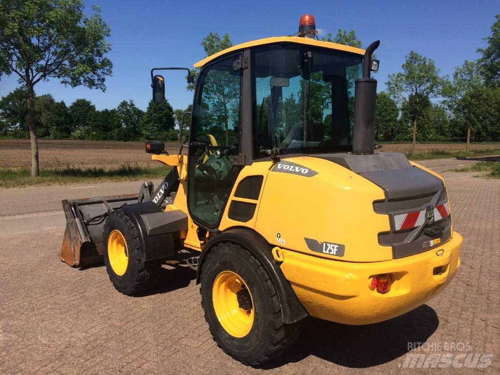 Volvo L 25 F Naudoti ratiniai krautuvai