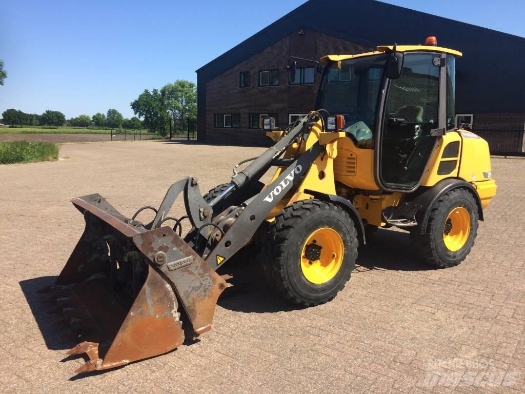 Volvo L 25 F Naudoti ratiniai krautuvai