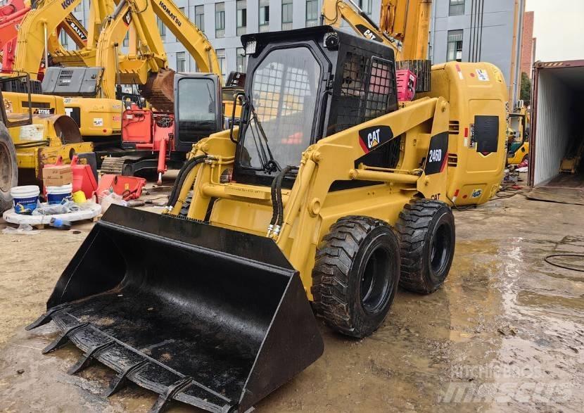 CAT 246D Krautuvai su šoniniu pasukimu