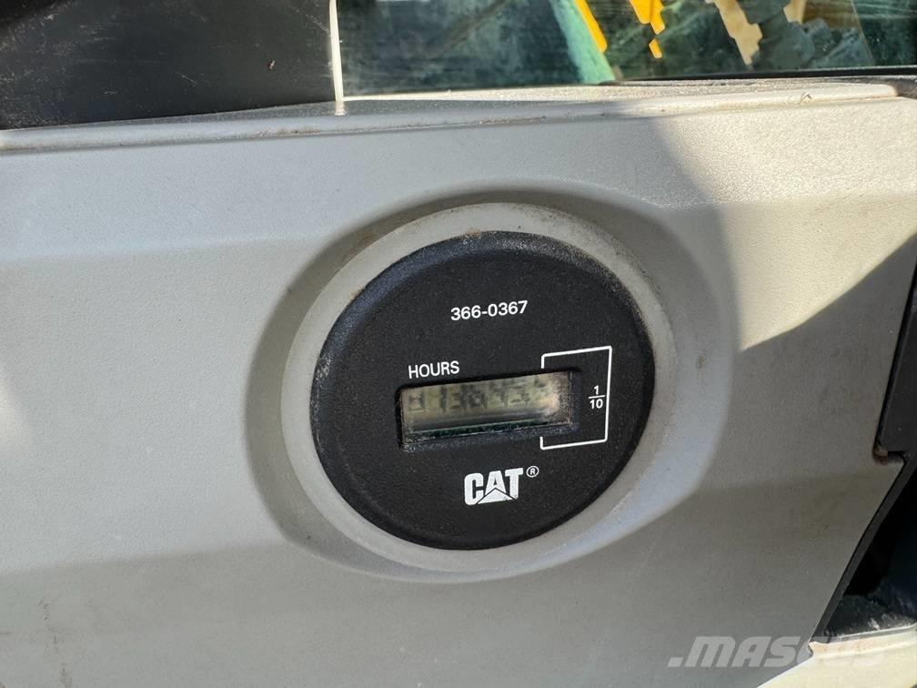 CAT 323 F L Vikšriniai ekskavatoriai