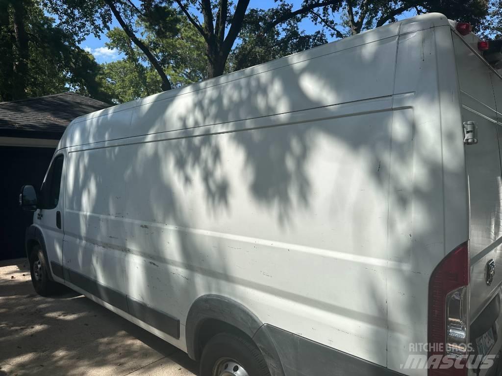 Dodge promaster Sunkvežimiai su dengtu kėbulu
