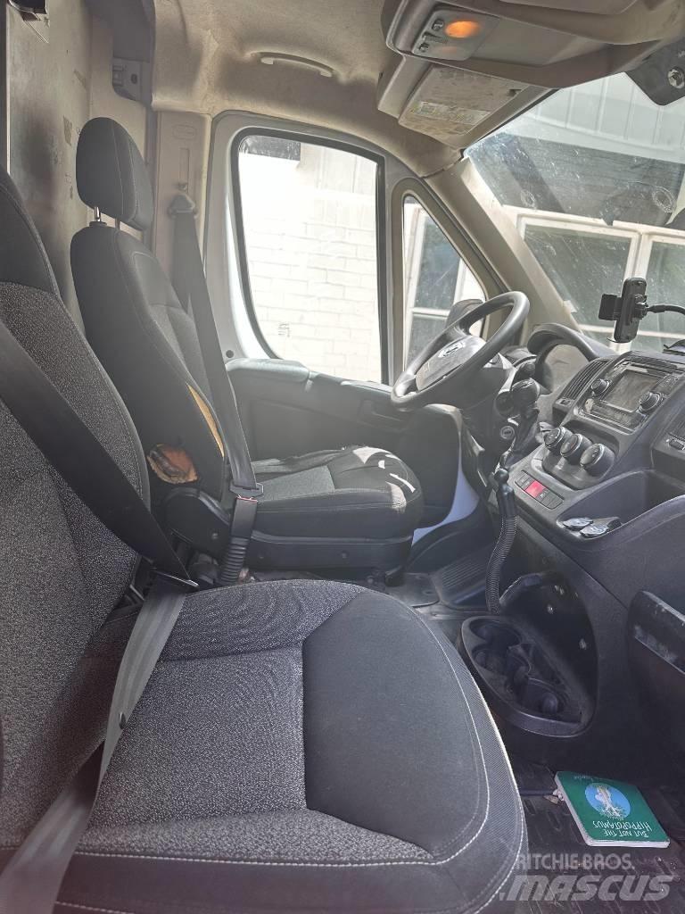 Dodge promaster Sunkvežimiai su dengtu kėbulu