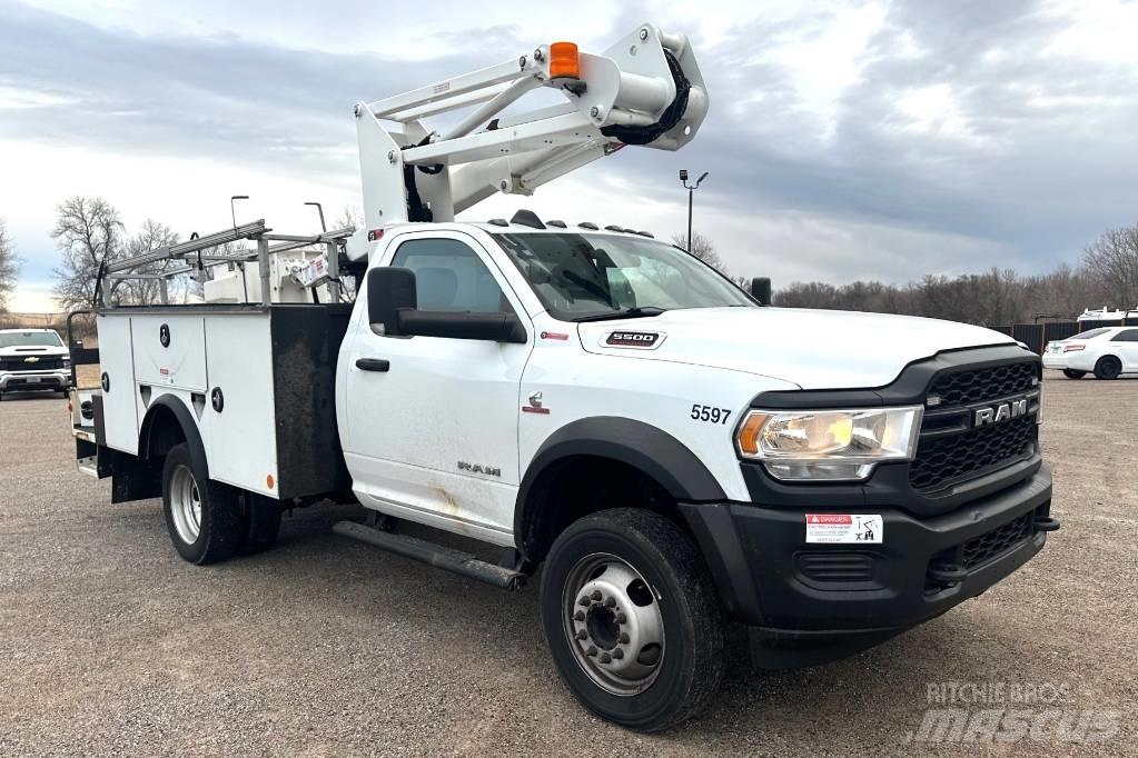 RAM 5500 TRADESMAN Ant vilkikų montuojamos kėlimo platformos