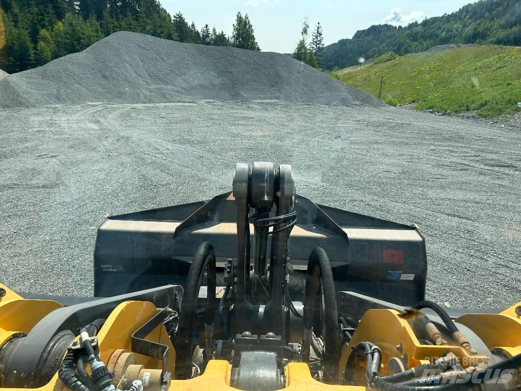 Volvo L 180 H Naudoti ratiniai krautuvai