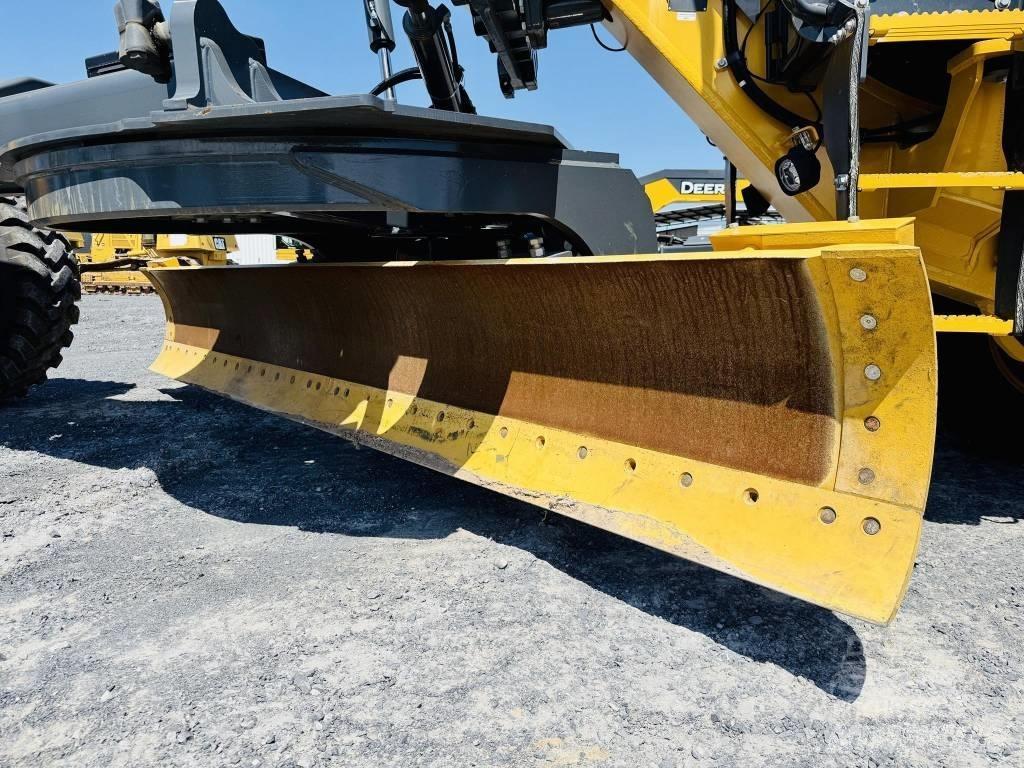 DEERE 672G Greideriai