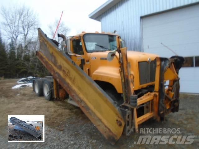 International 5500 i Sniego peiliai ir valytuvai