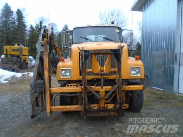 International 5500 i Sniego peiliai ir valytuvai