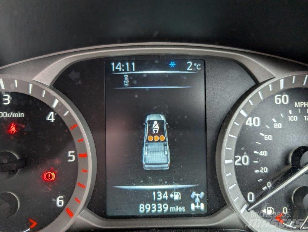 Nissan Navara Pikapai / Bortiniai sunkvežimiai
