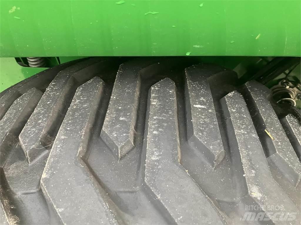 John Deere V461R Ritinių presai