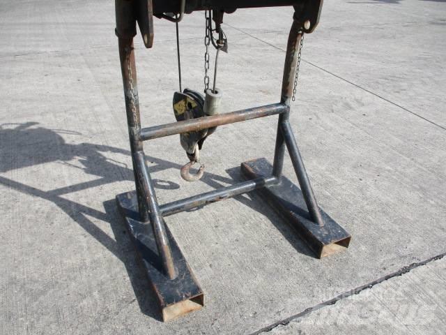 Manitou lier 3 Ton Kiti naudoti statybos komponentai