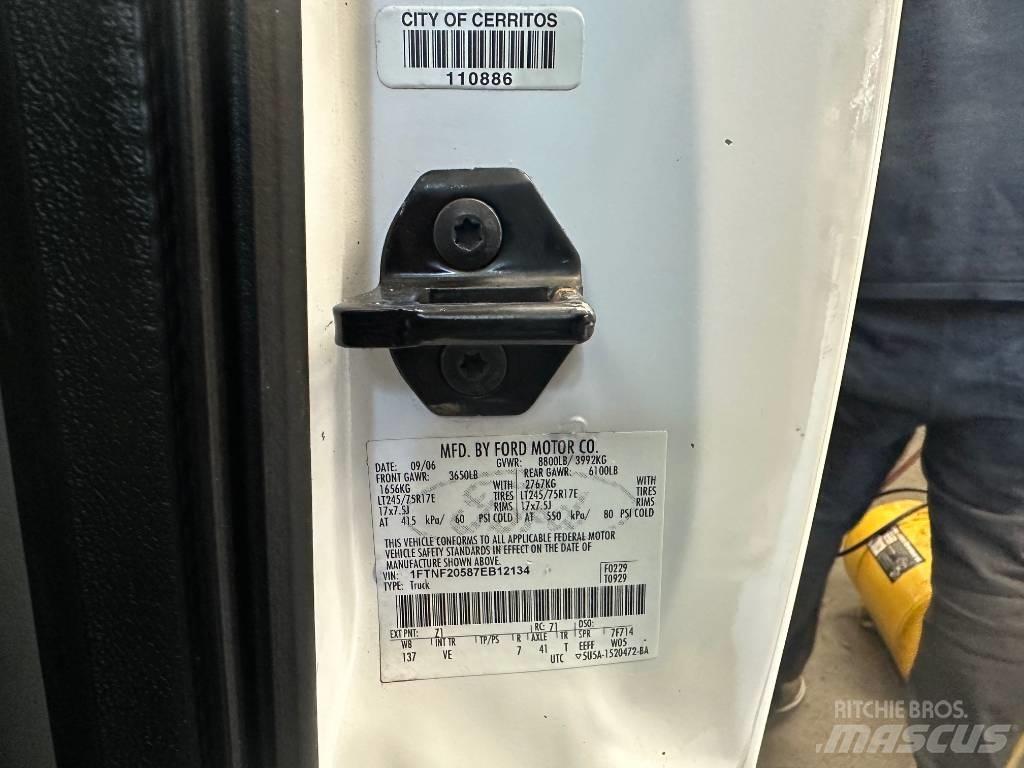 Ford F 250 Savivarčių priekabų vilkikai