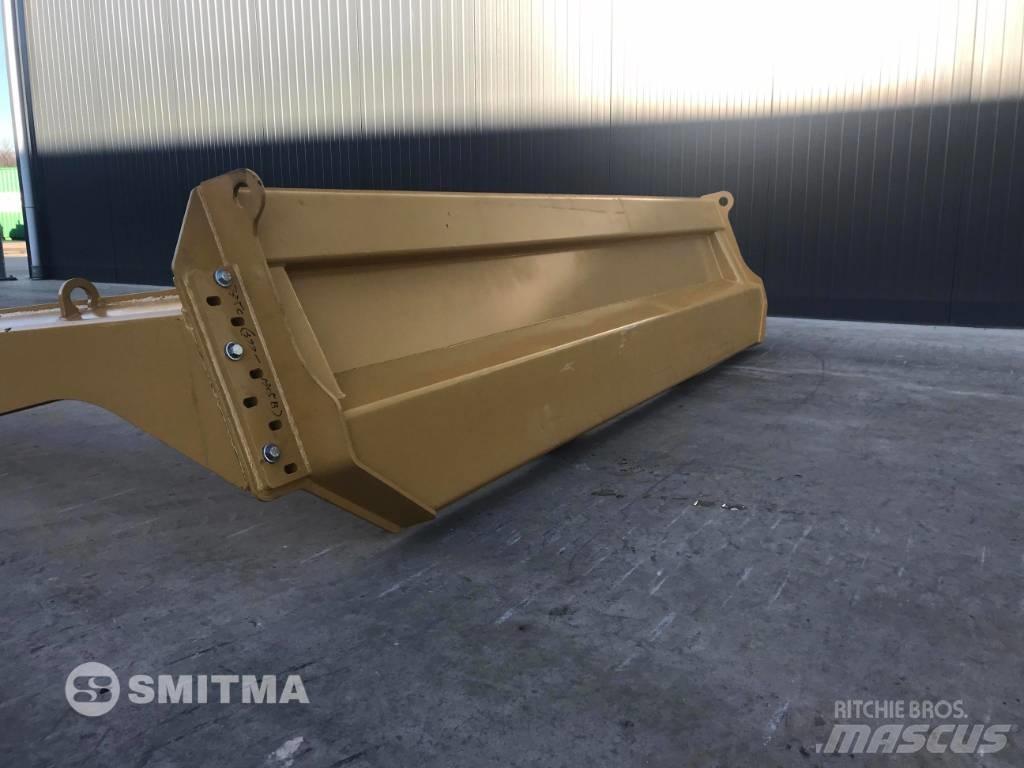 CAT 735C Galiniai žibintai