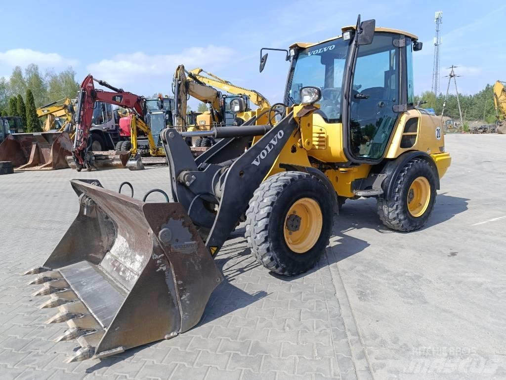 Volvo L 25 F Naudoti ratiniai krautuvai