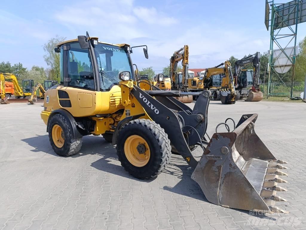 Volvo L 25 F Naudoti ratiniai krautuvai