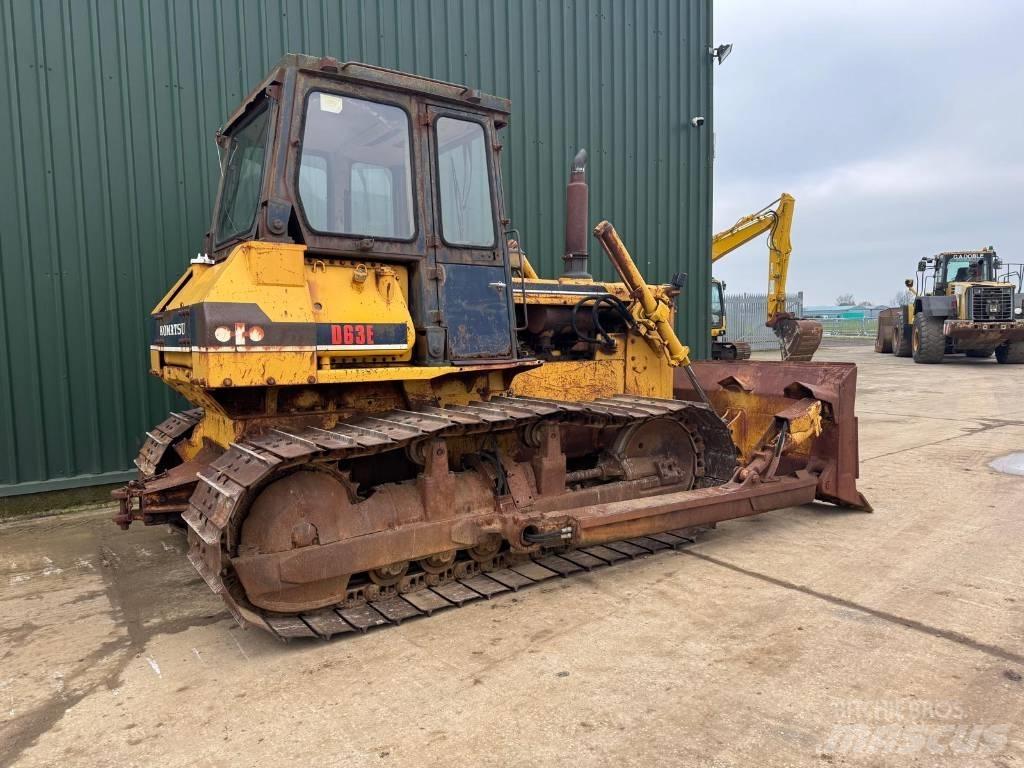 Komatsu D63E-1 Vikšriniai buldozeriai