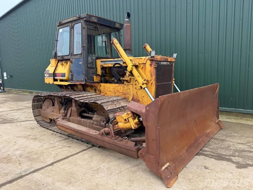 Komatsu D63E-1 Vikšriniai buldozeriai