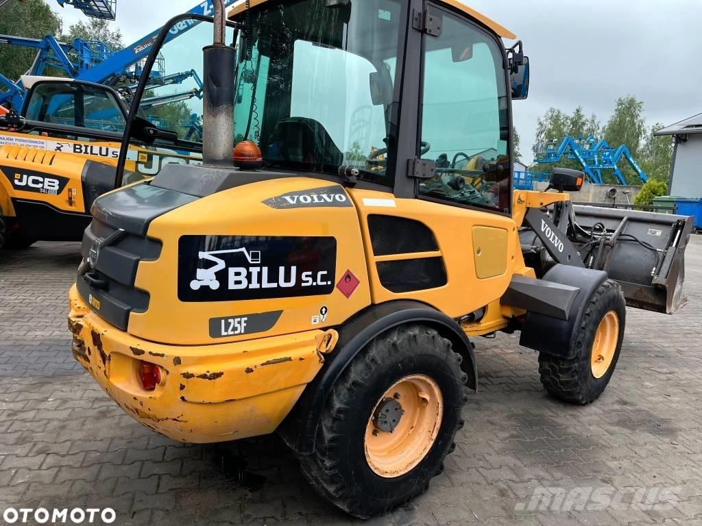 Volvo L 25 F Naudoti ratiniai krautuvai