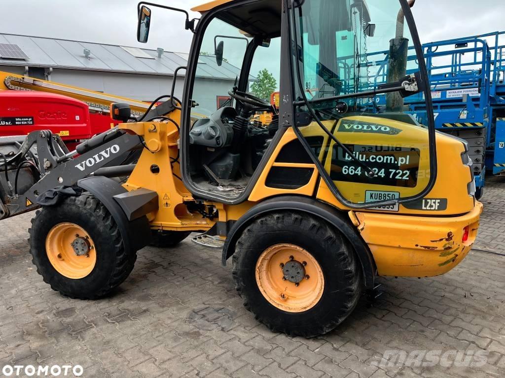 Volvo L 25 F Naudoti ratiniai krautuvai