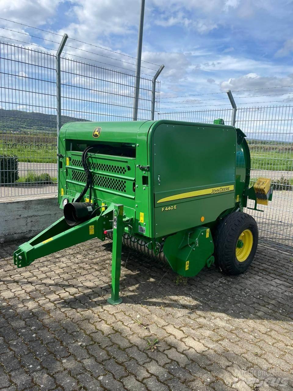John Deere F440E Ritinių presai