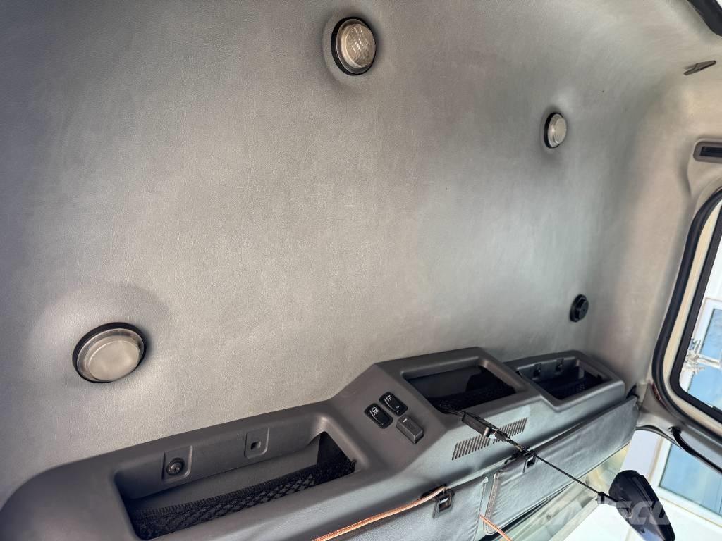 Mack Granite Savivarčių priekabų vilkikai