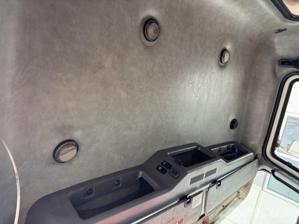 Mack GU813 Savivarčių priekabų vilkikai