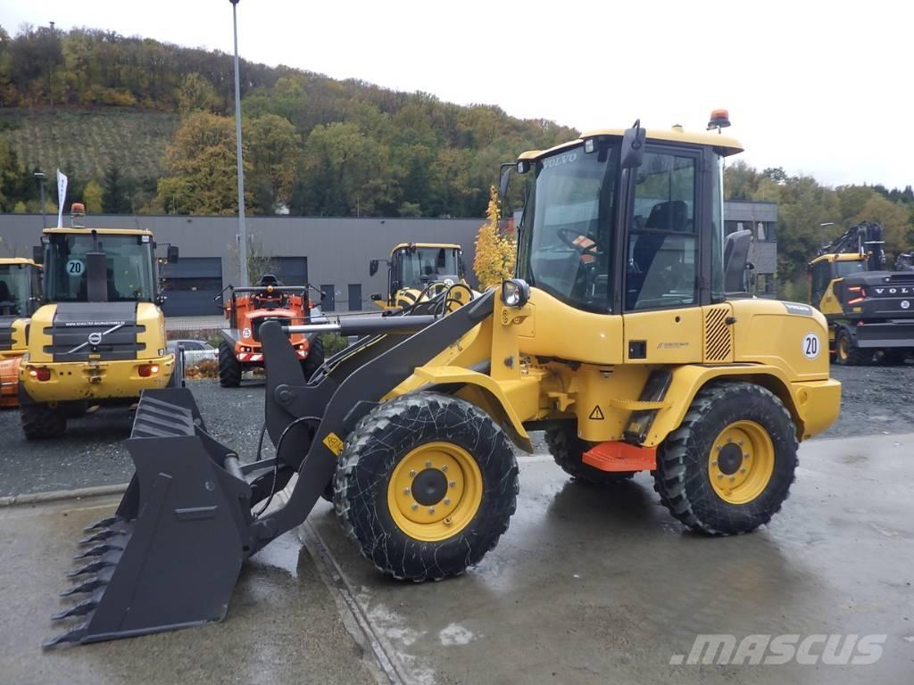 Volvo L 30 G Naudoti ratiniai krautuvai