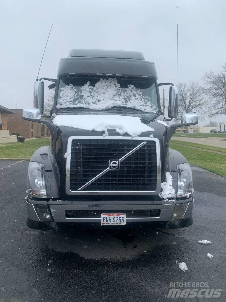 Volvo VNL730 Naudoti vilkikai