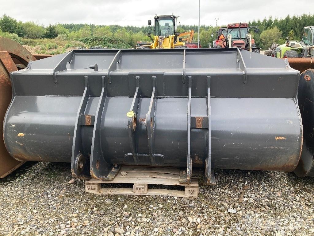 CASE 821 Skovl Naudoti ratiniai krautuvai