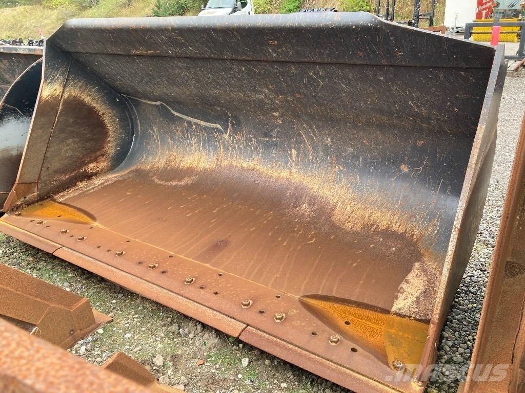 CASE 821 Skovl Naudoti ratiniai krautuvai