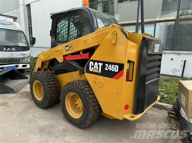CAT 246 D Krautuvai su šoniniu pasukimu