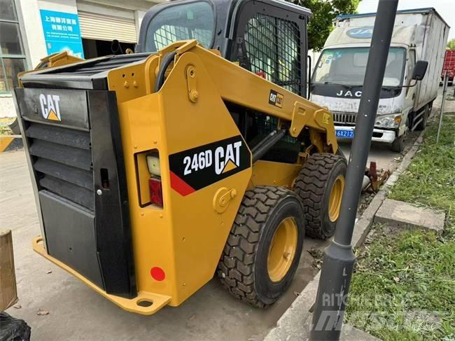CAT 246 D Krautuvai su šoniniu pasukimu
