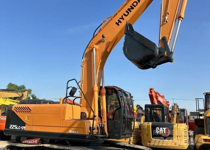 Hyundai 225 Vikšriniai ekskavatoriai