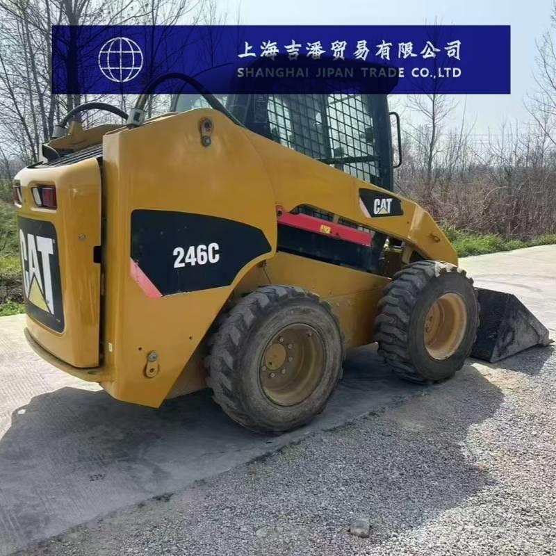 CAT 246 C Krautuvai su šoniniu pasukimu