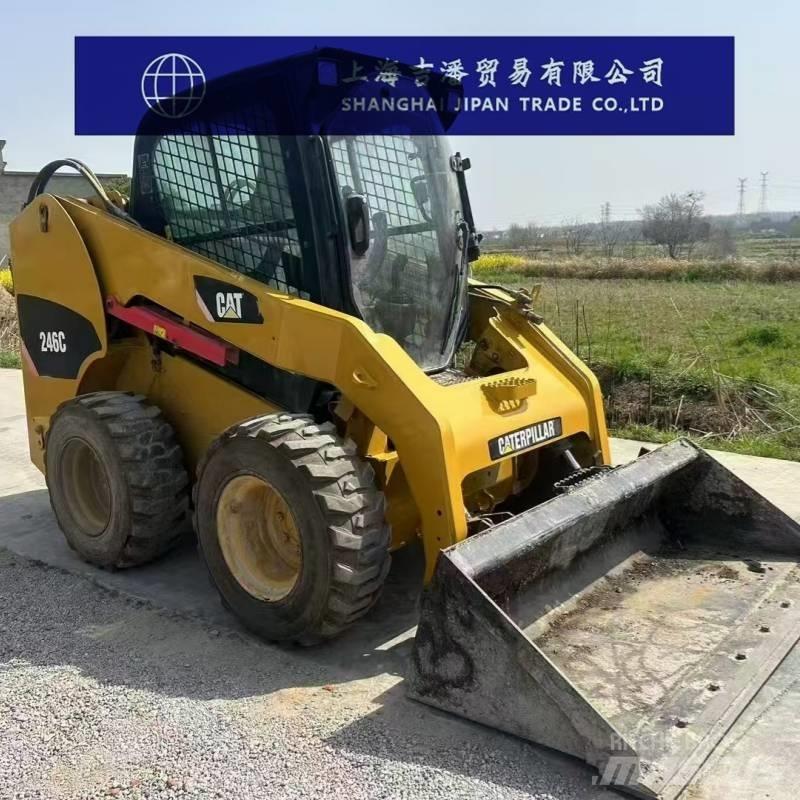 CAT 246 C Krautuvai su šoniniu pasukimu