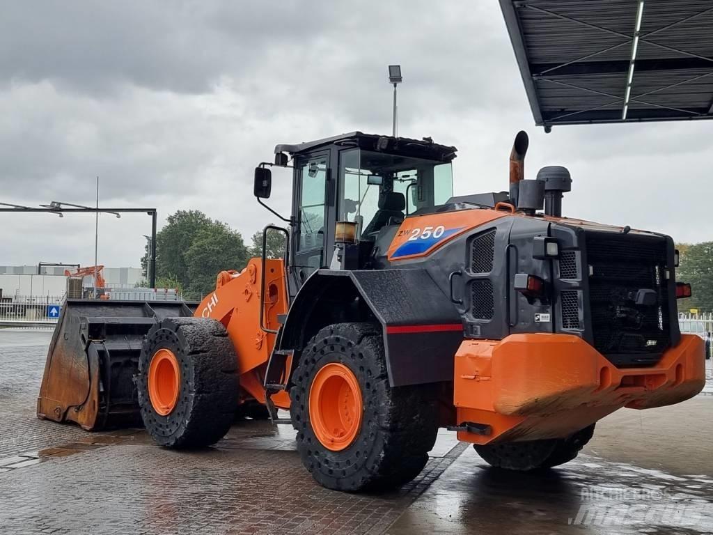 Hitachi ZW 250 Naudoti ratiniai krautuvai