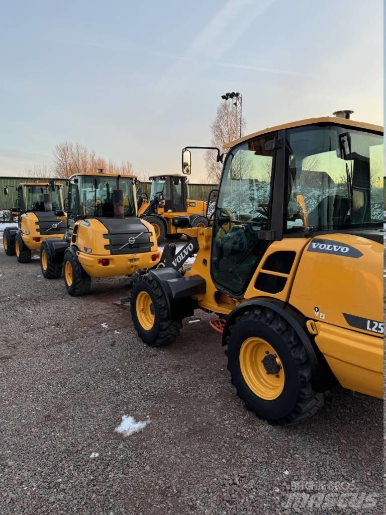 Volvo L 25 F Naudoti ratiniai krautuvai