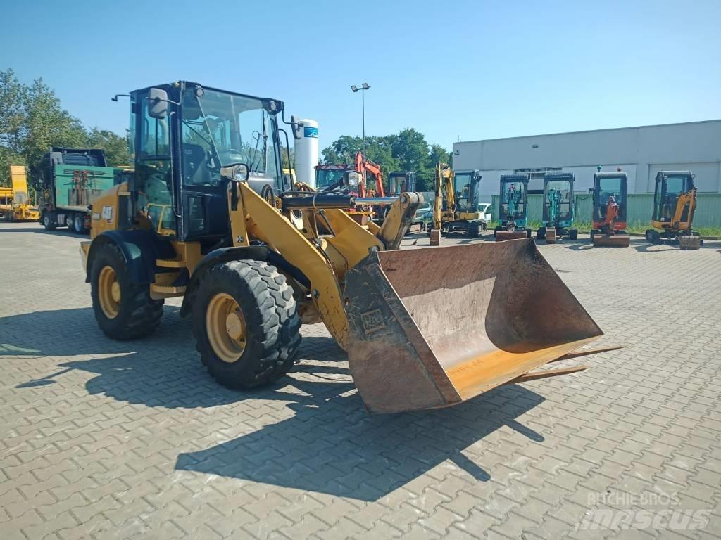 CAT 908 M Naudoti ratiniai krautuvai