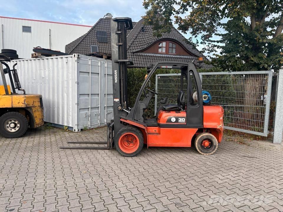 Nissan UGD02 A 30 PQ LPG (dujiniai) krautuvai