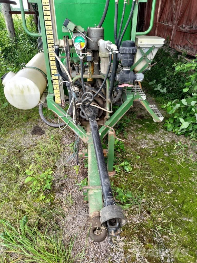 Moteska M2500 Prikabinami purkštuvai