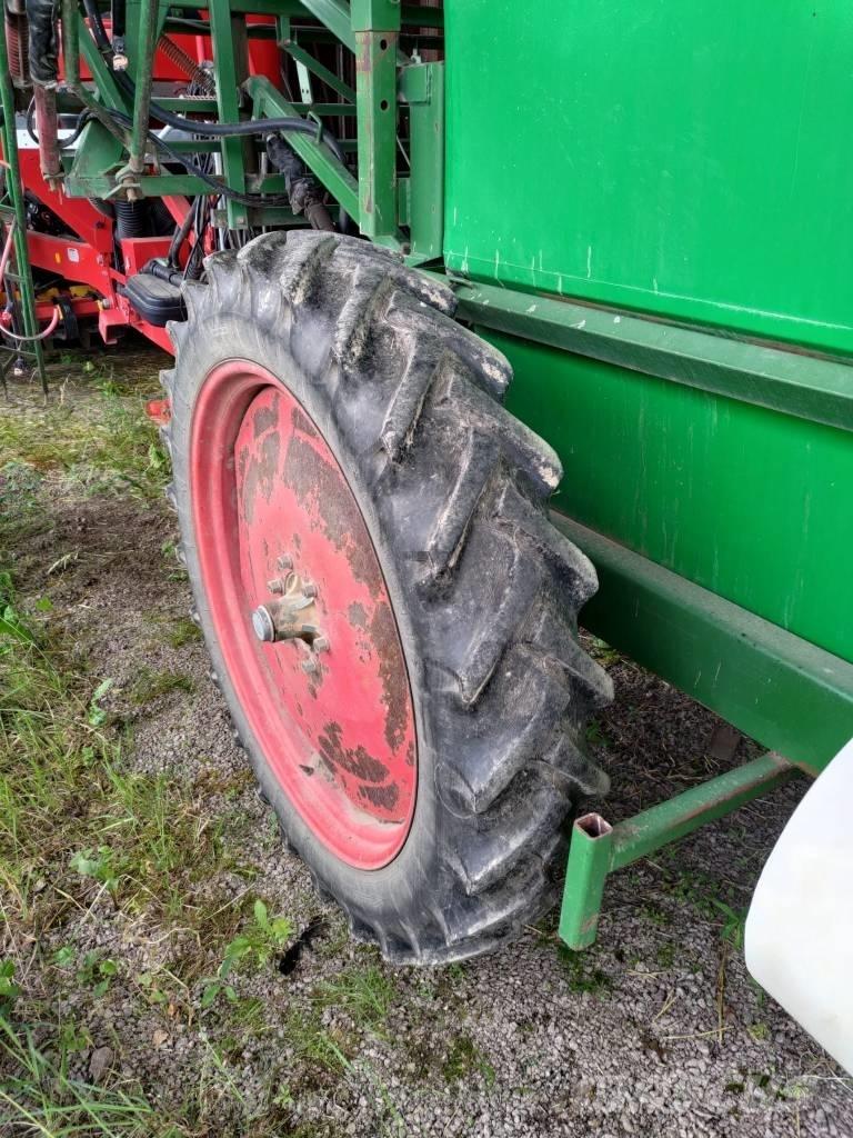 Moteska M2500 Prikabinami purkštuvai
