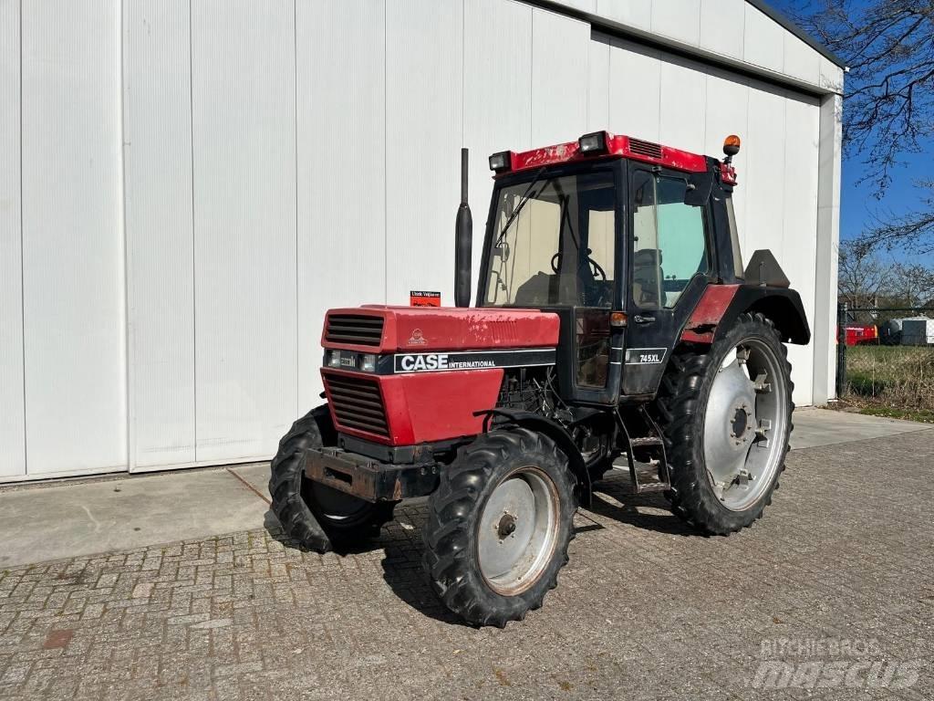 Case IH 745XL Traktoriai