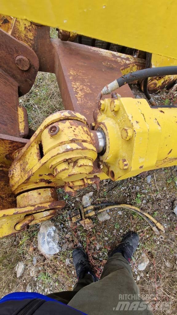 Komatsu D85 Važiuoklė ir suspensija