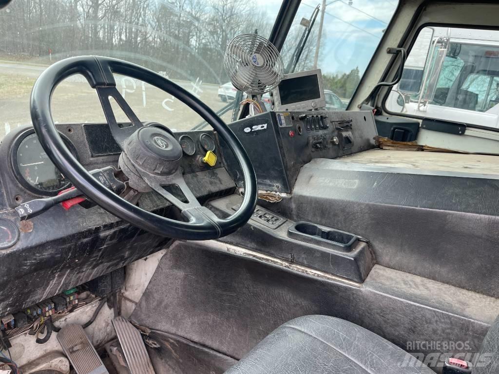 Mack LEU613 Važiuoklė su kabina