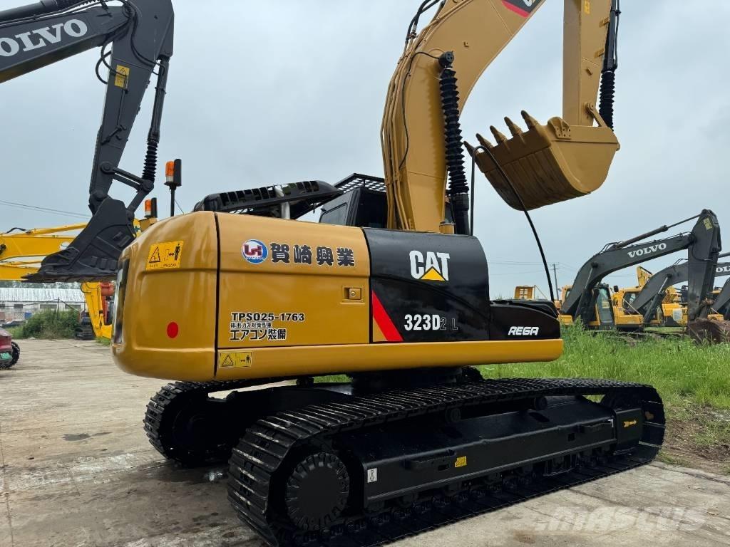CAT 323D2 Vikšriniai ekskavatoriai